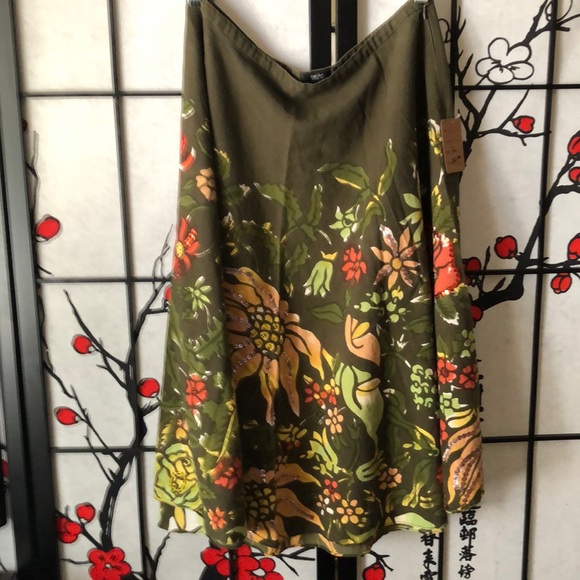 Cute A-line skirt with flower print and sequins - Picture 2 of 6